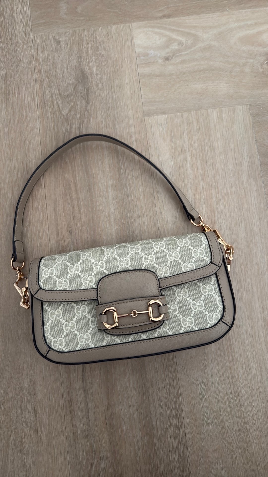 GG Supreme Monogram Small Horsebit Chain Shoulder Bag Beige, Sieraden, Tassen en Uiterlijk, Tassen | Schoudertassen, Ophalen of Verzenden