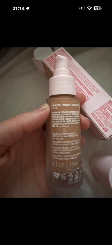 H&M Prowear Flawless Foundation 31.0W - Nieuw, Gehele gezicht, Beige, Nieuw, Ophalen of Verzenden