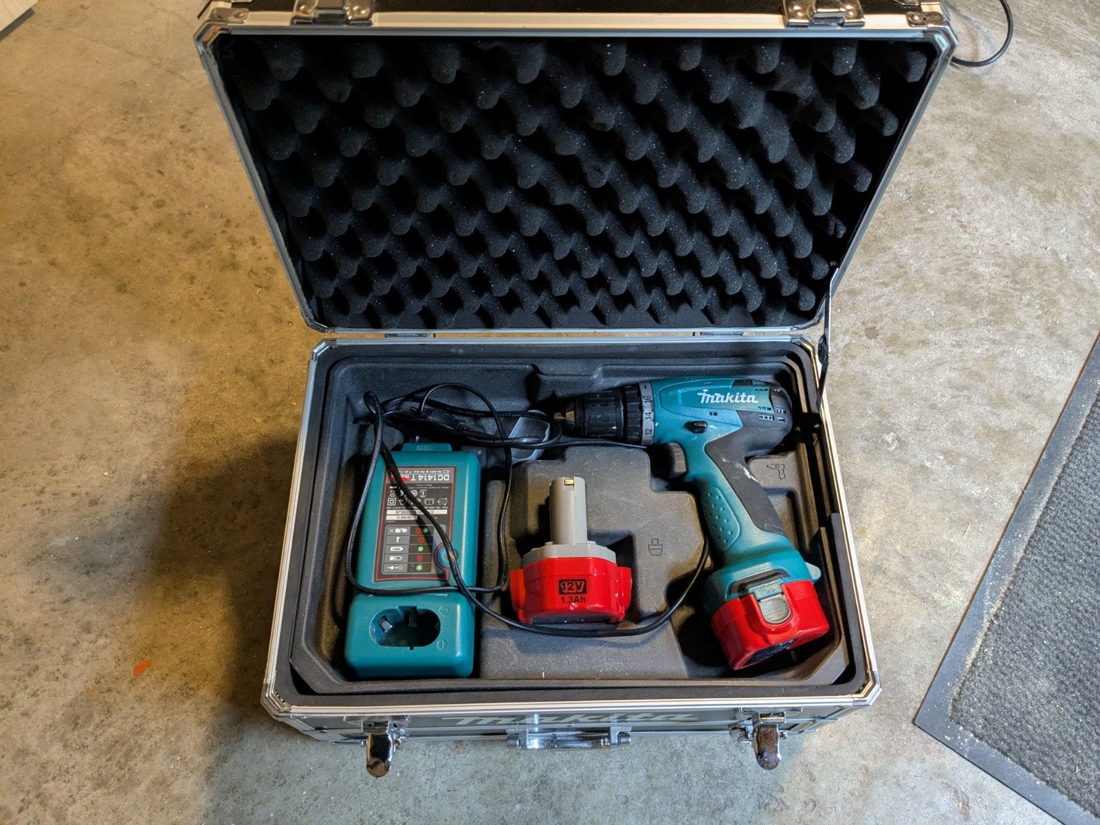 Makita Boor- en Schroefmachine met Koffer en Accessoires, Ophalen, Gebruikt, Variabele snelheid, Boor- en Schroefmachine