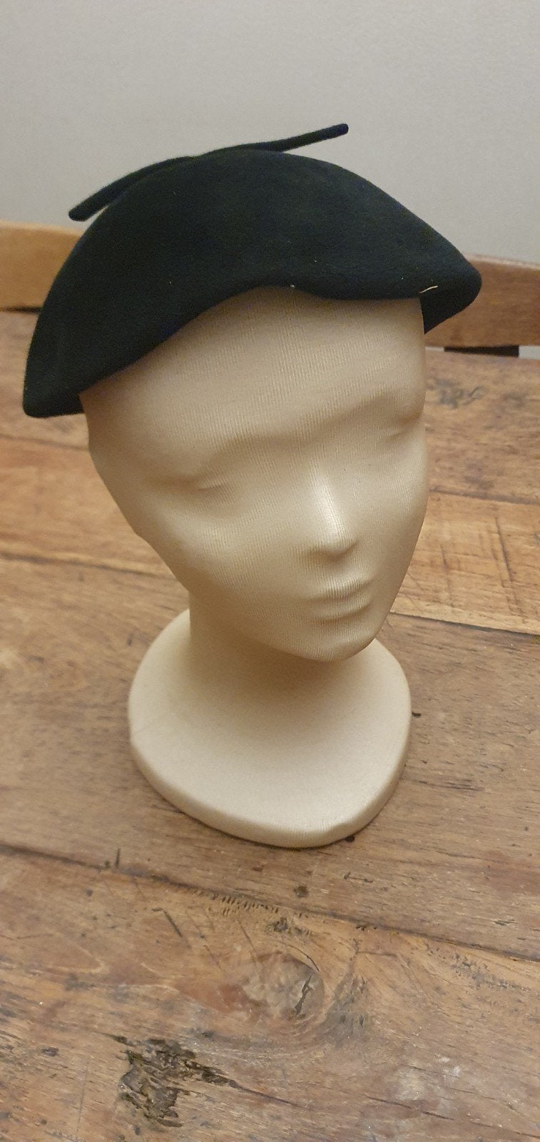 Vintage zwarte viltbaret met opstaand lusje, Kleding | Dames, Hoeden en Petten, Ophalen of Verzenden, Gedragen, 56 of 57 cm (M, 7 of 7⅛ inch)
