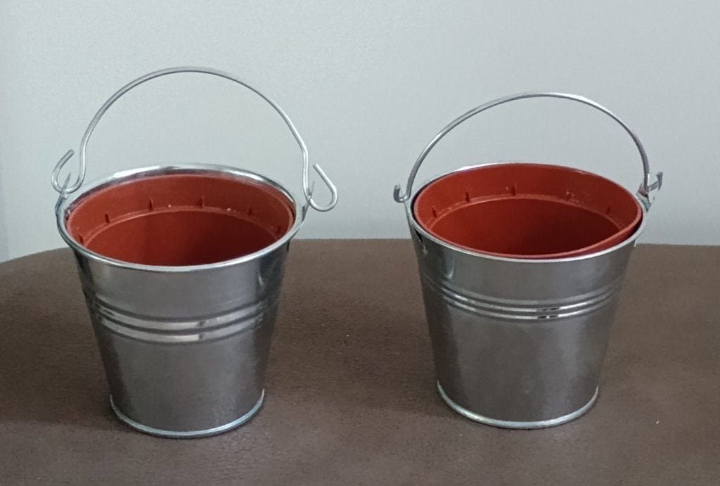 2 Bloempotten emmertje met hengsel en binnenpot., Rond, Ophalen of Verzenden, Zo goed als nieuw, Metaal