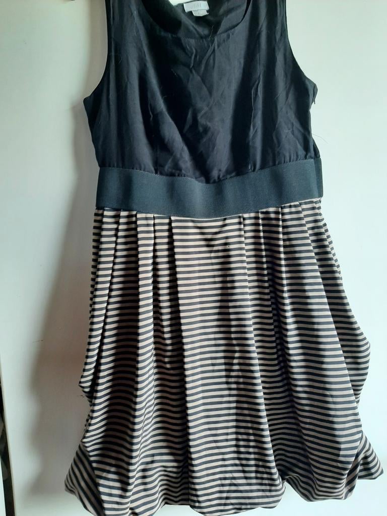 Zwart gestreepte jurk met wijde rok, Kleding | Dames, Jurken, Maat 38/40 (M), Zwart, Ophalen of Verzenden, Knielengte