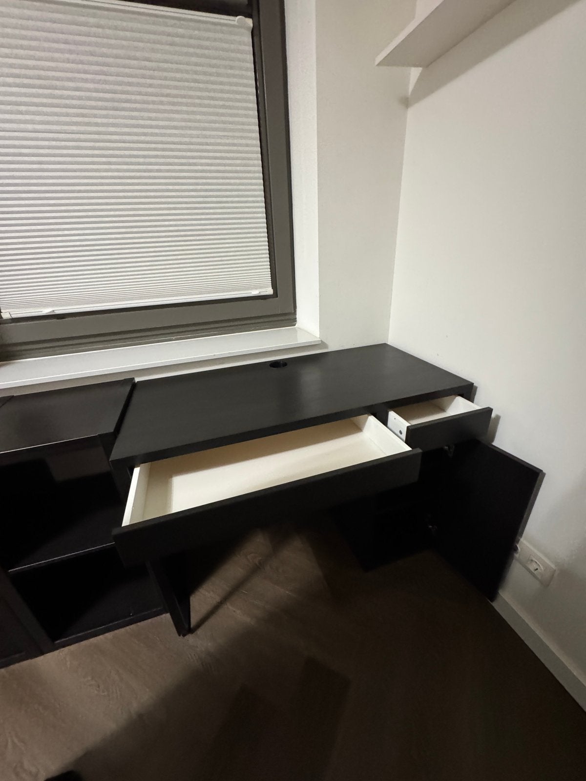Foto 4 van IKEA MICKE bureau + RENBERGET stoel + 2x KALLAX zwartbruin
