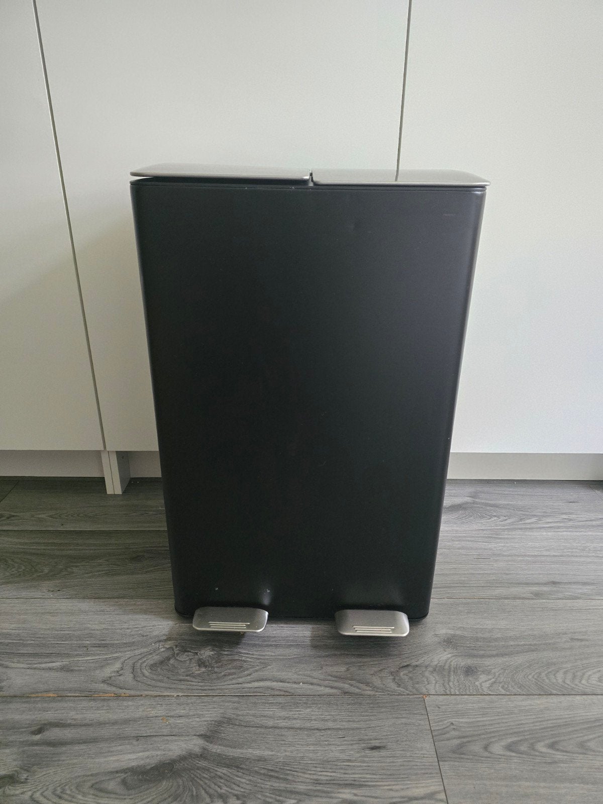 Dubbele afvalbak voor afvalscheiding - Zwart/Aluminium, Ophalen, 50 – 75, Met pedaal, 40 liter of meer