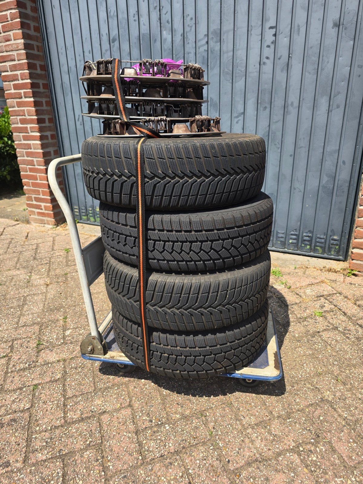 Winterbanden met velgen en wieldoppen - 185/60 R15, Auto diversen, Ophalen, Gebruikt