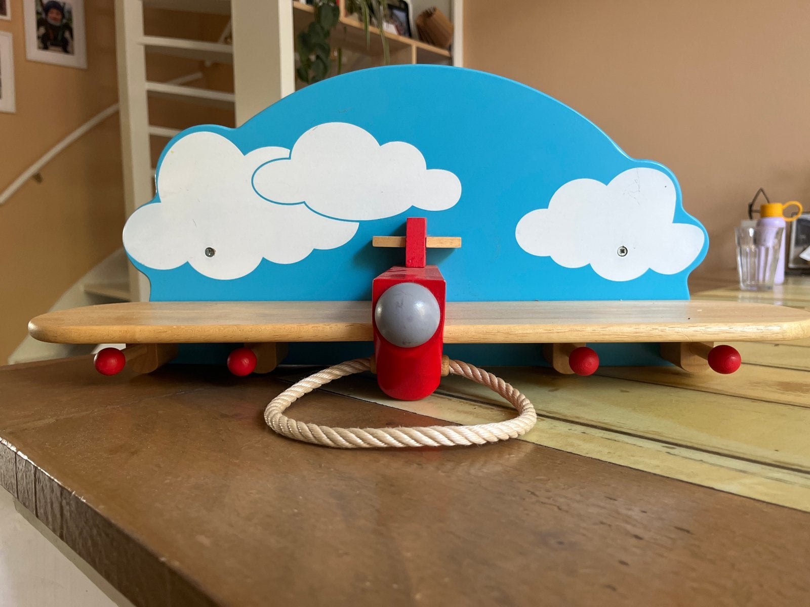 Leuke kinder kapstok in de vorm van een vliegtuig, Gebruikt, Ophalen of Verzenden, Minder dan 100 cm, Kinderkapstok