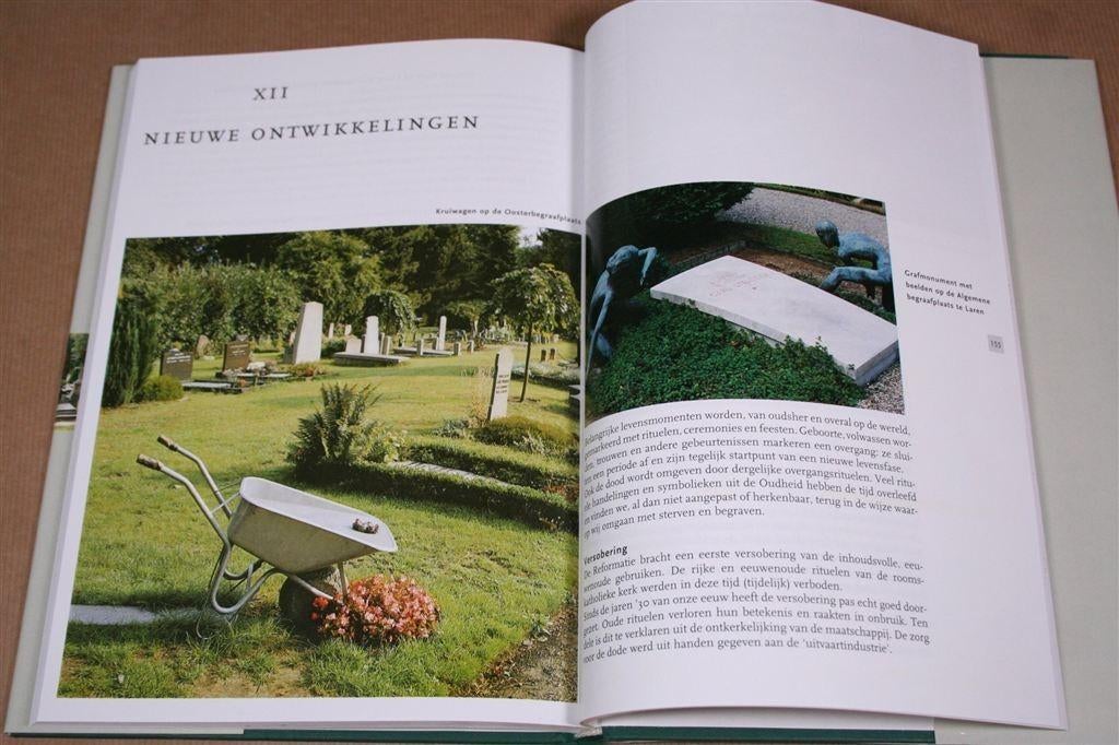 Begraven & begraafplaatsen — Monumenten van ons bestaan, Ophalen of Verzenden, Zo goed als nieuw