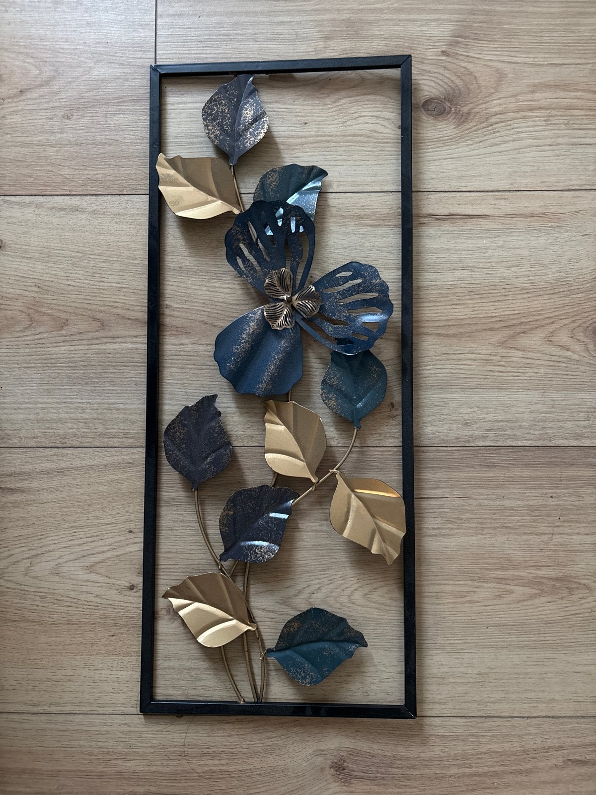 Metalen wanddecoratie met bladeren en bloem 25x60 cm, Ophalen, Metaal, Wandsculptuur, Meerkleurig