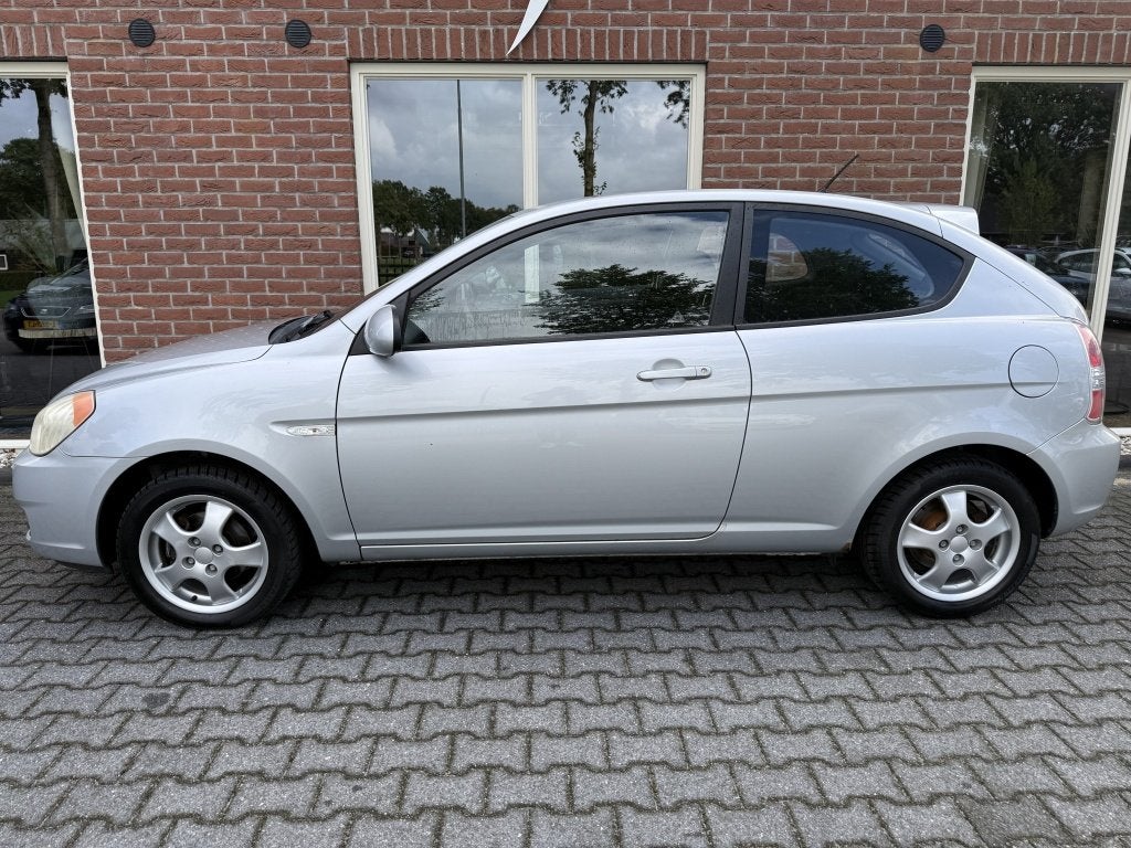 Hyundai Accent 1.4i Dynamic NIEUWE APK / RIJDT GOED / RIJKLA, Auto's, Gebruikt, Zwart, 4 cilinders, Elektrische ramen