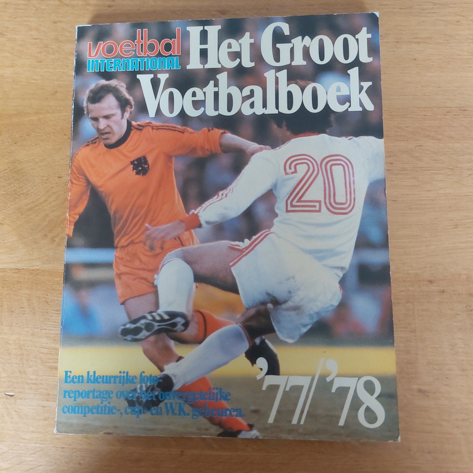 Voetbal International Het Groot Voetbalboek '77/'78, Ophalen of Verzenden, Gelezen, Voetbal International, Overige sporten