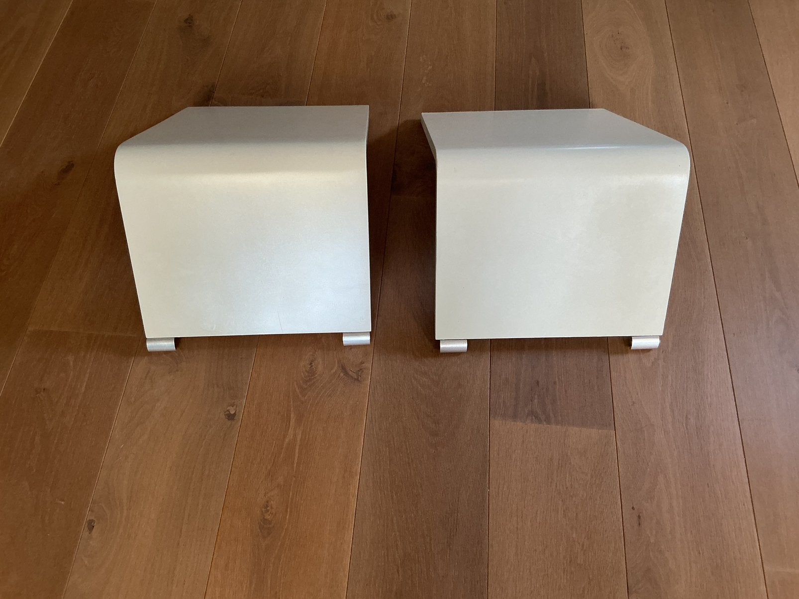 Auping aanhaaktafeltjes 48cm hoog  2 voor 150 euro, Huis en Inrichting, Maagdenburgstraat  Deventer, Eenpersoons, Wit, Auronde