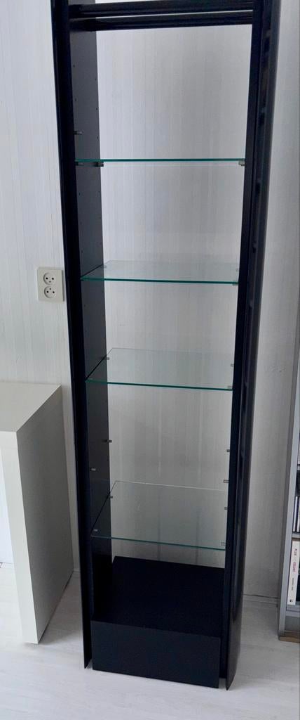 Strakke Zwarte Vitrinekast met Glazen Planken, Huis en Inrichting, Kasten | Vitrinekasten, Ophalen, Met plank(en), Minder dan 50 cm