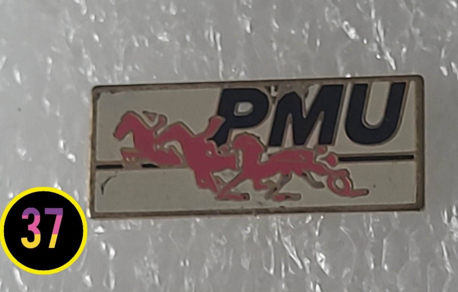 Vintage PMU Pin - Paardenrennen, Verzamelen, Verzenden