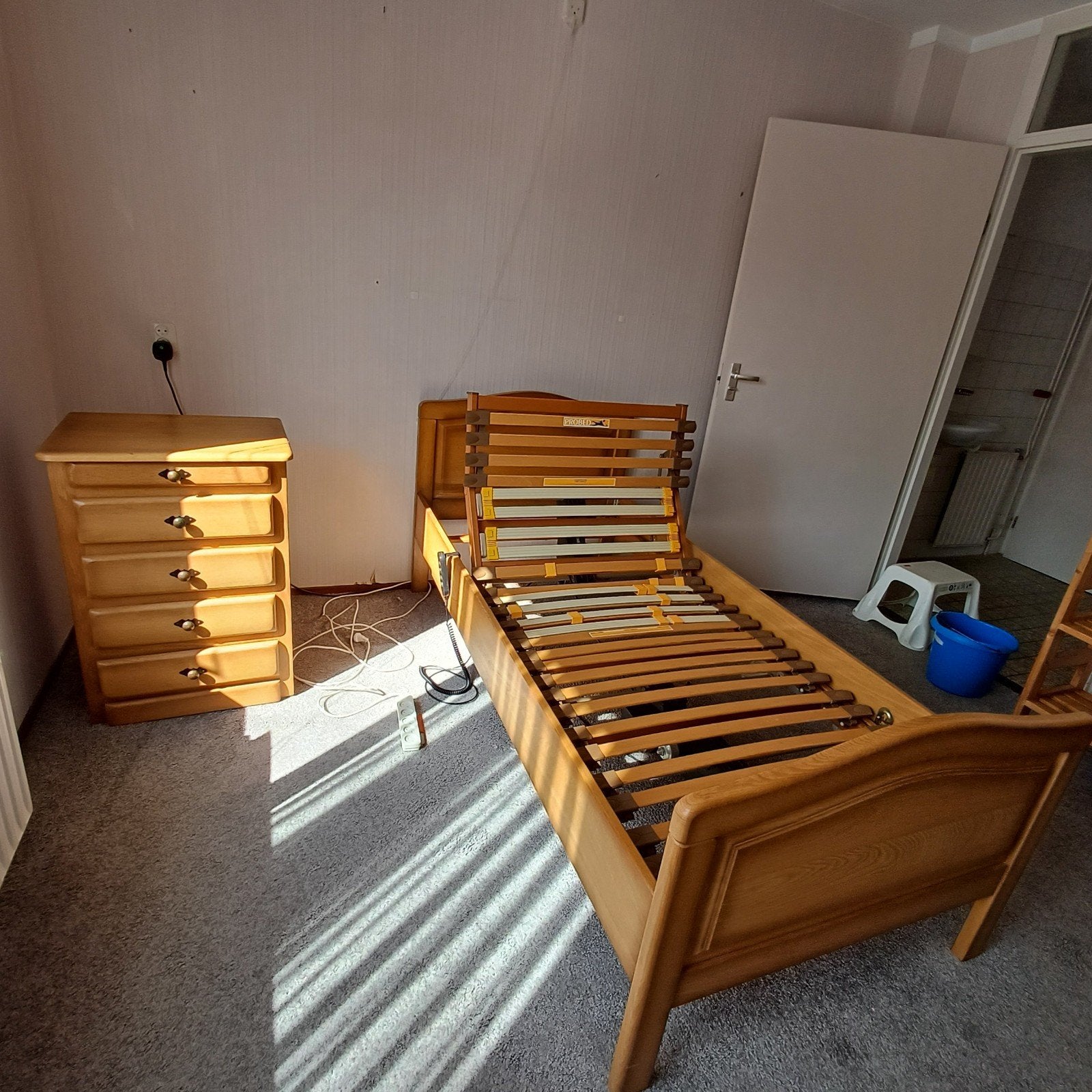 Senioren bed, 90 x 200, met nachtkastje., Huis en Inrichting, Ophalen, Gebruikt, 90 cm, Eenpersoons