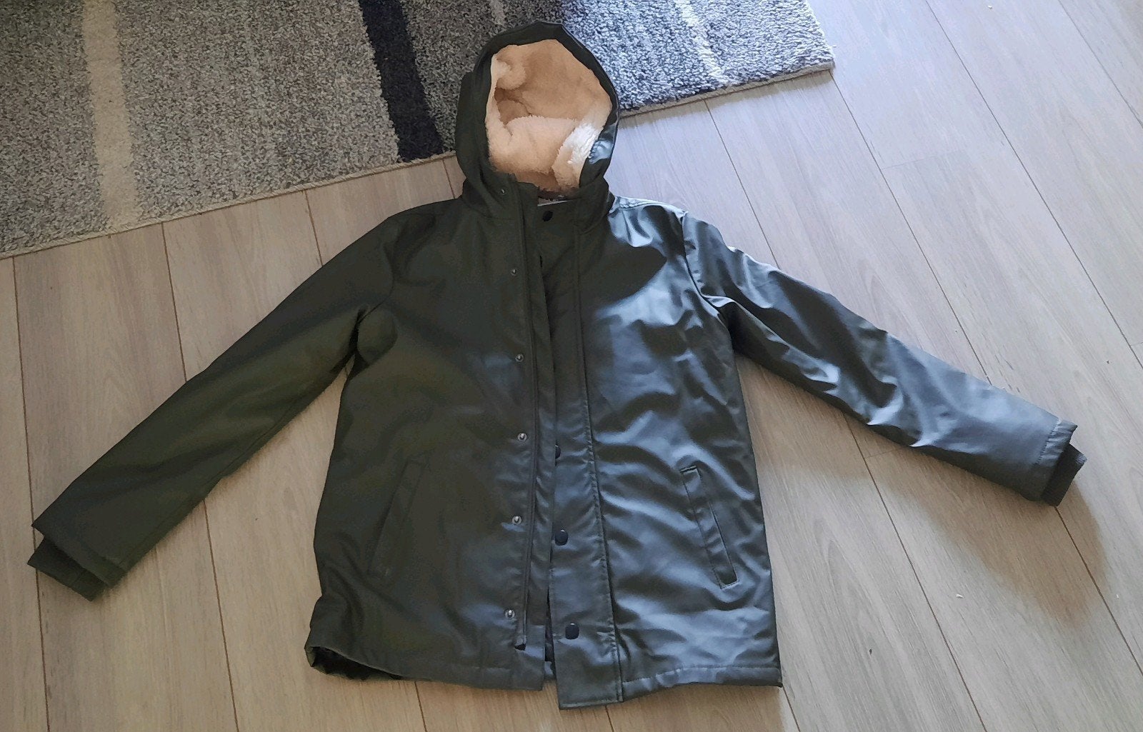 Gevoerde legergroene regenjas maat 158 - 164, Kinderen en Baby's, Kinderkleding | Maat 158, Ophalen of Verzenden, Zo goed als nieuw