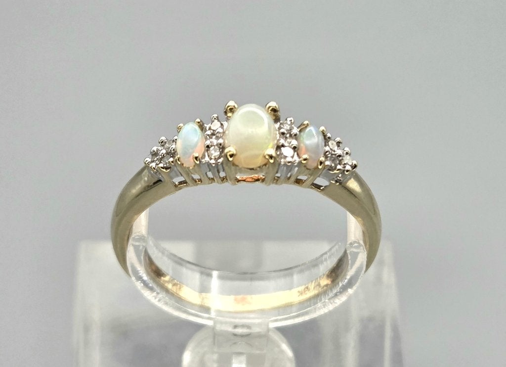 Gouden Vintage ring edelstenen opaal en diamanten. 2026/544