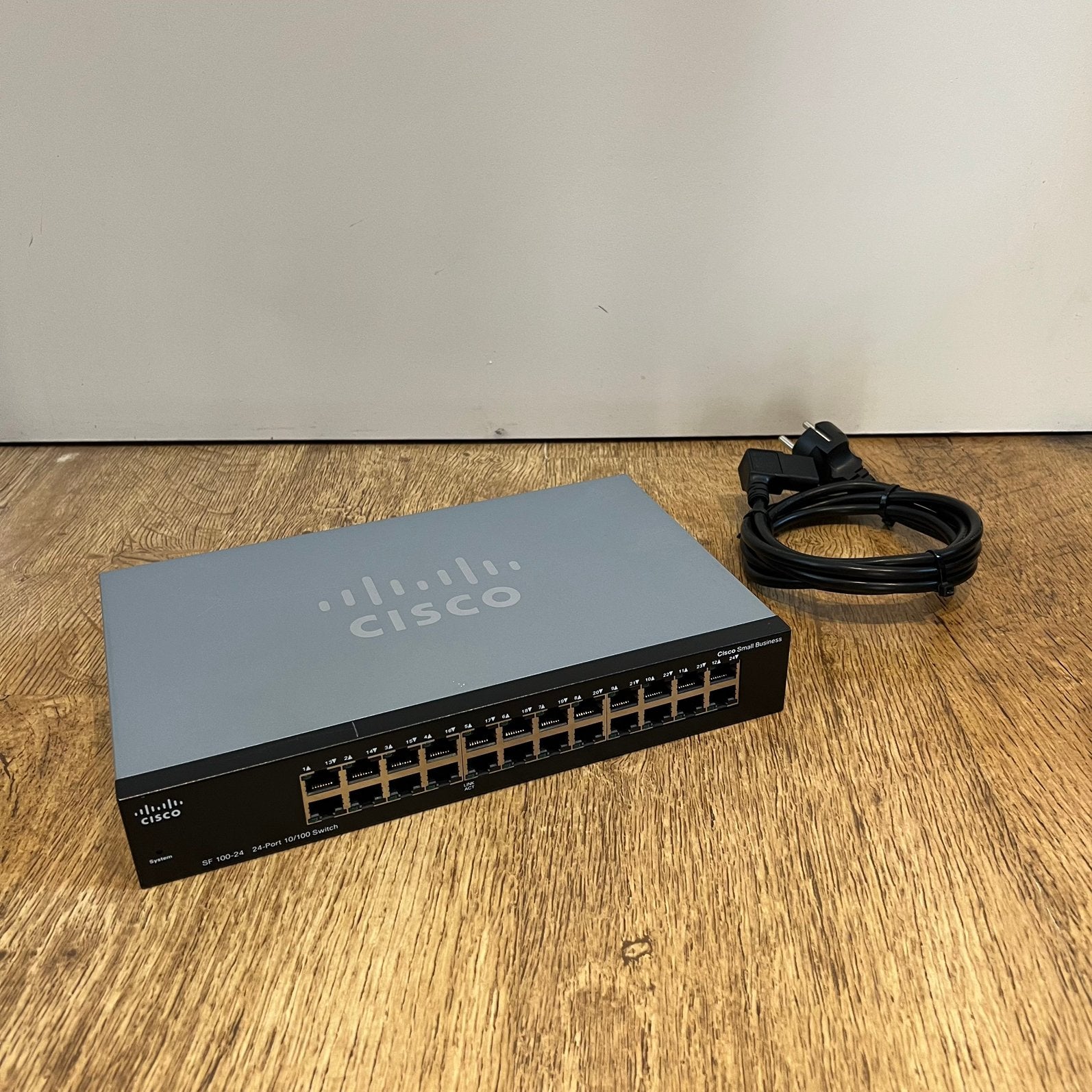 Cisco SF100-24 24-Poorts Netwerk Switch, Ophalen of Verzenden, Gebruikt