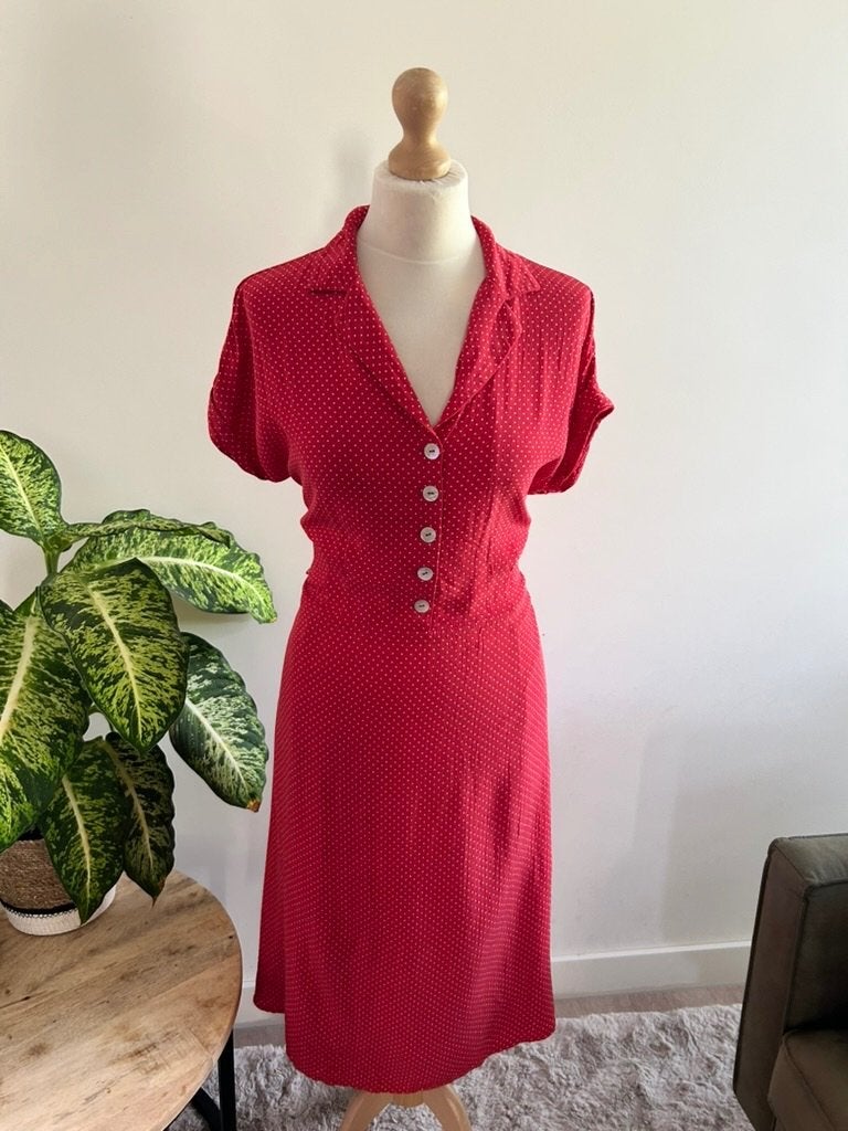 King Louie maat 42 polkadot sheeva jurk rood 3391, Kleding | Dames, Maat 42/44 (L), Ophalen of Verzenden, Zo goed als nieuw, Knielengte