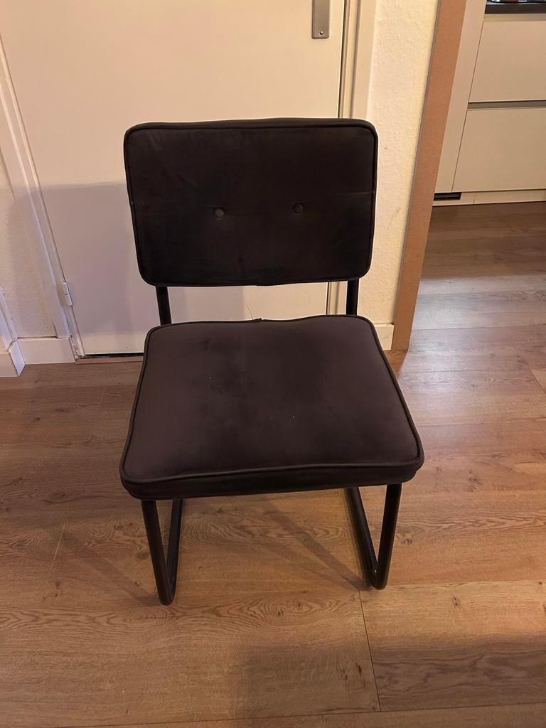 6 stoelen: 4 zwarte en 2 metallic blauwe eetkamerstoelen, Ophalen, Gebruikt, Zwart, Metaal