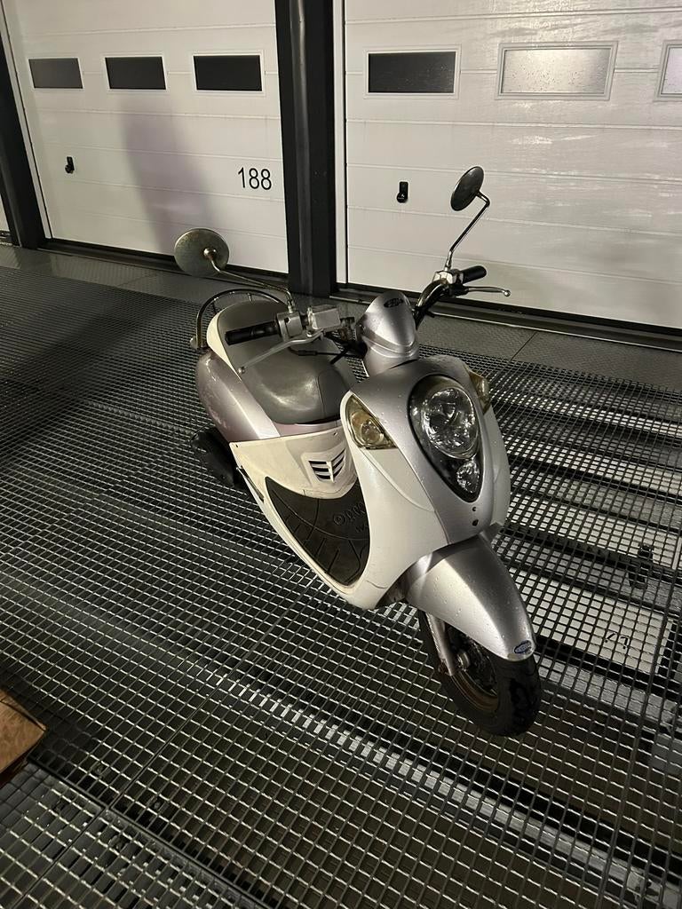 Mio 50cc snor, 49 cc, Zo goed als nieuw, Benzine, Maximaal 25 km/u