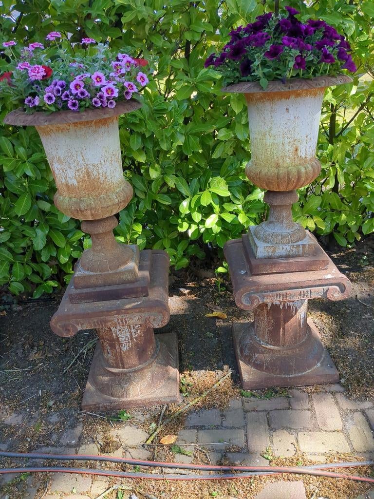 Bijzonder stel nostalgische gietijzeren vazen met sokkel, Ophalen of Verzenden