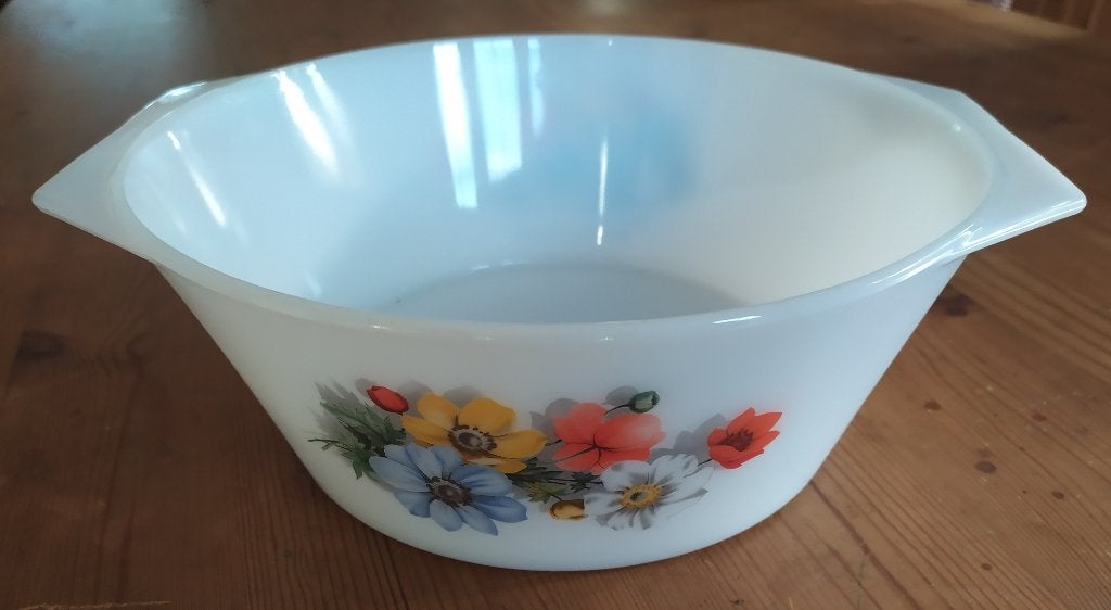 retro arcopal ovenschaal met bloemmotief, Ophalen of Verzenden, Zo goed als nieuw, Meerkleurig, Overige merken