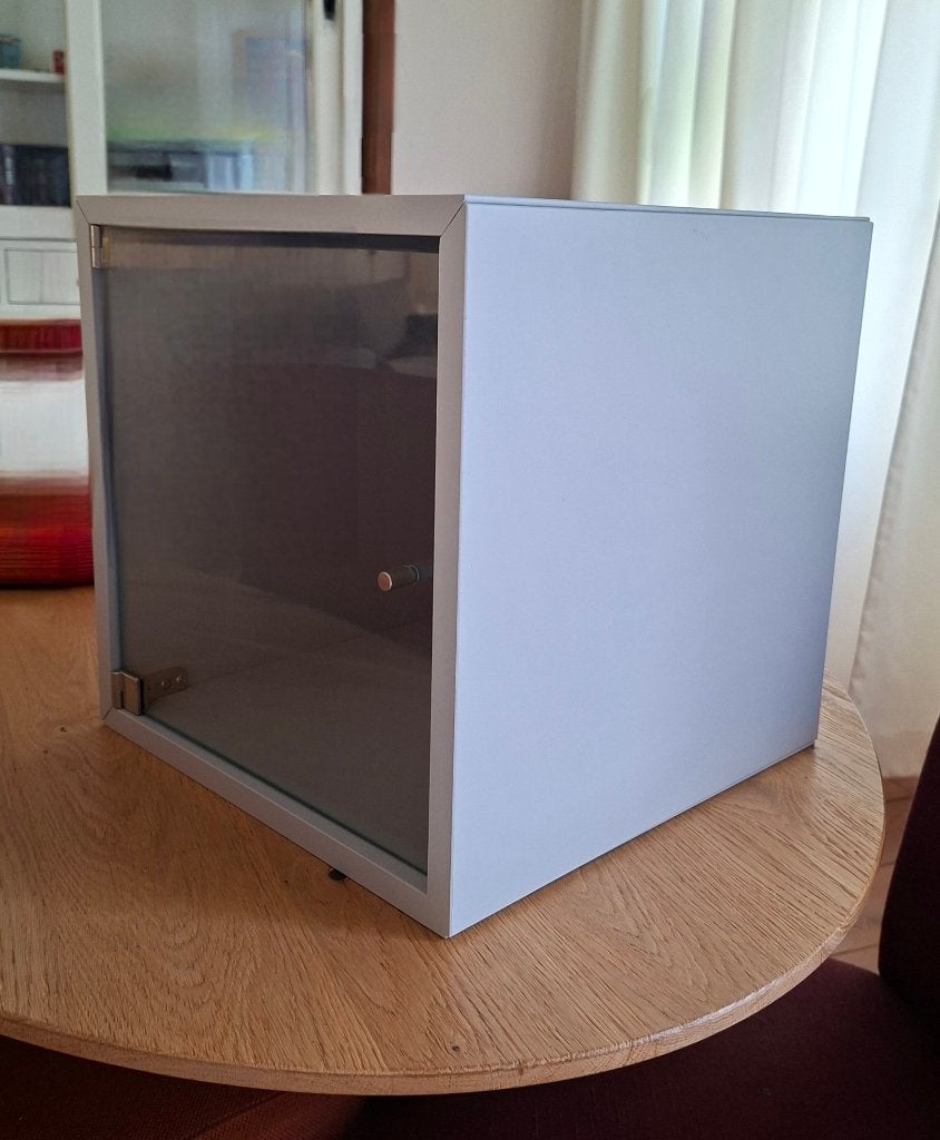 IKEA EKET lichtgrijs met glazen vitrinedeur, Ophalen, Minder dan 50 cm, Glas, Zo goed als nieuw