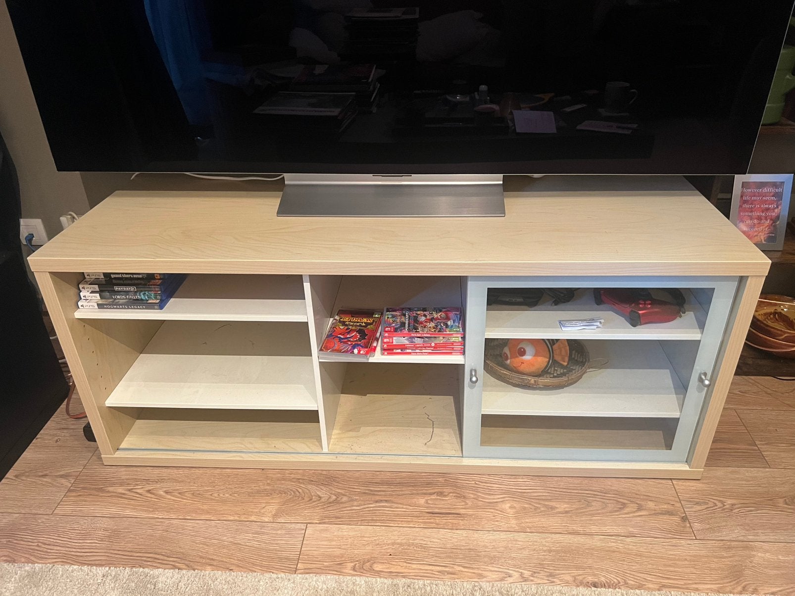 IKEA MAGIKER tv-meubel / mediameubel met glazen schuifdeur, Huis en Inrichting, Ophalen, Overige materialen, 100 tot 150 cm, Scandinavisch