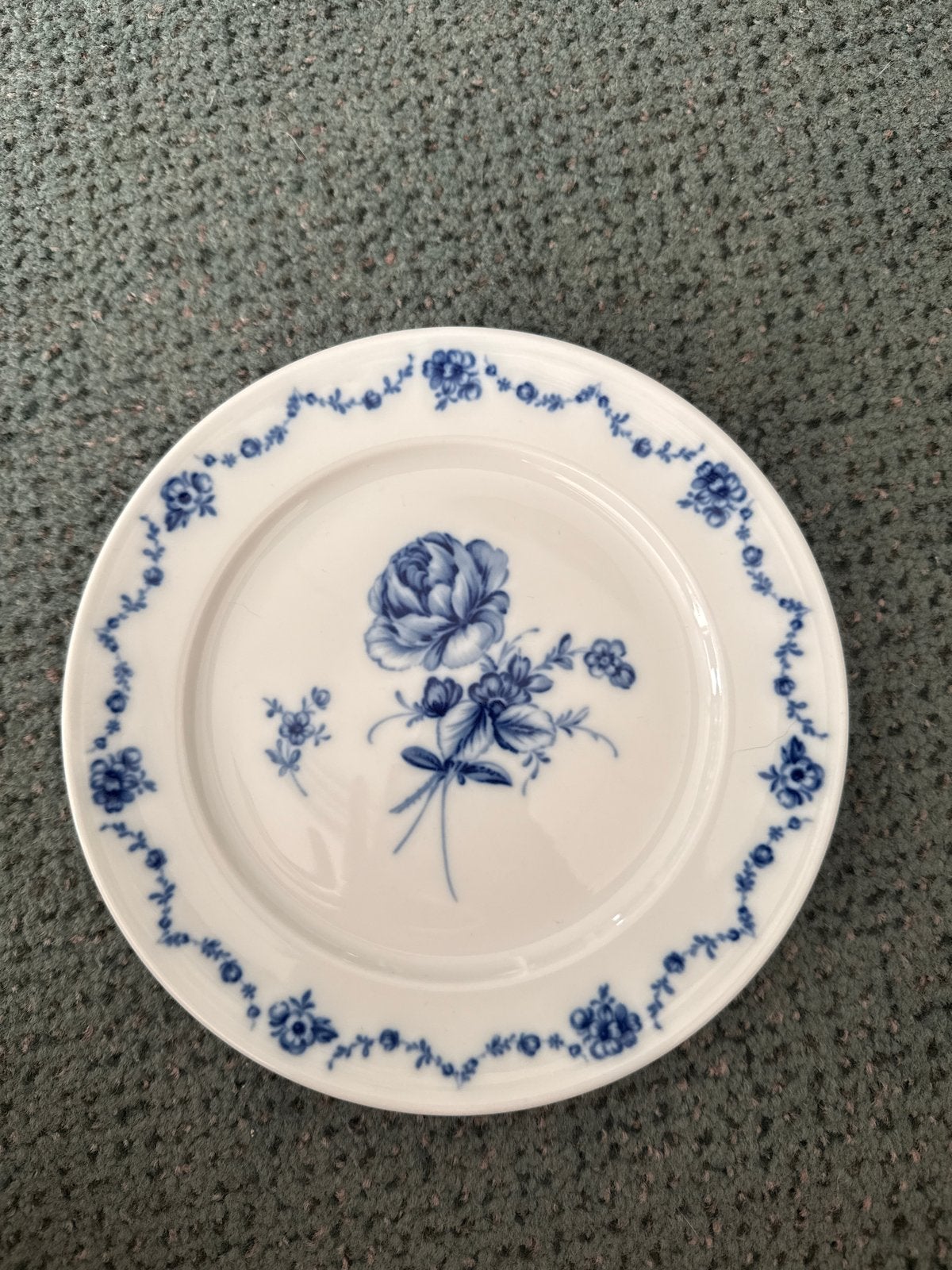 Lottine porseleinen bord met blauw bloemmotief, Verzenden