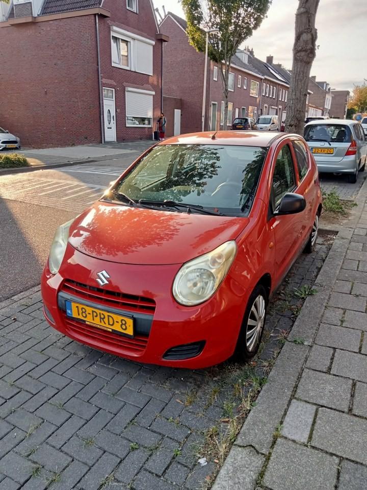 Te Koop Suzuki Alto 1.0 2011 Rood, Auto's, Voorwielaandrijving, Stof, 4 stoelen, Origineel Nederlands
