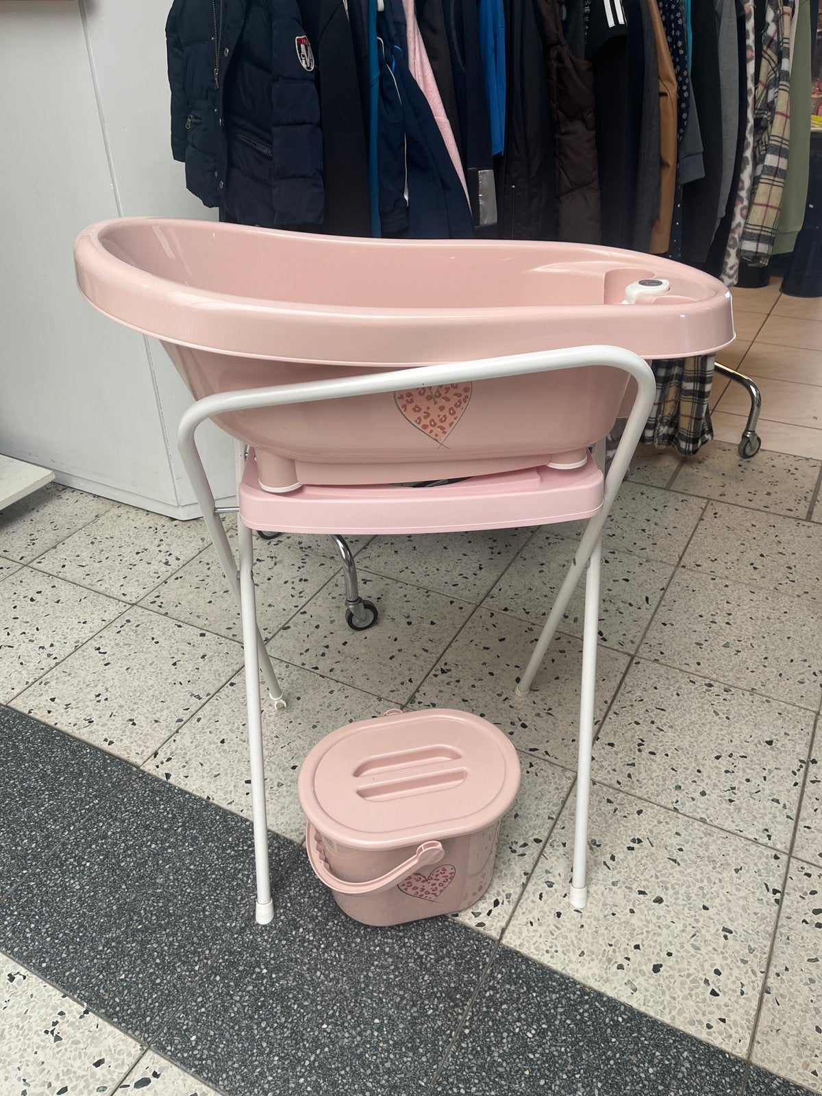 Bébé-jou babybadje met standaard en luieremmer - Roze, Kinderen en Baby's, Ophalen of Verzenden, Zo goed als nieuw, Nvt, Badje