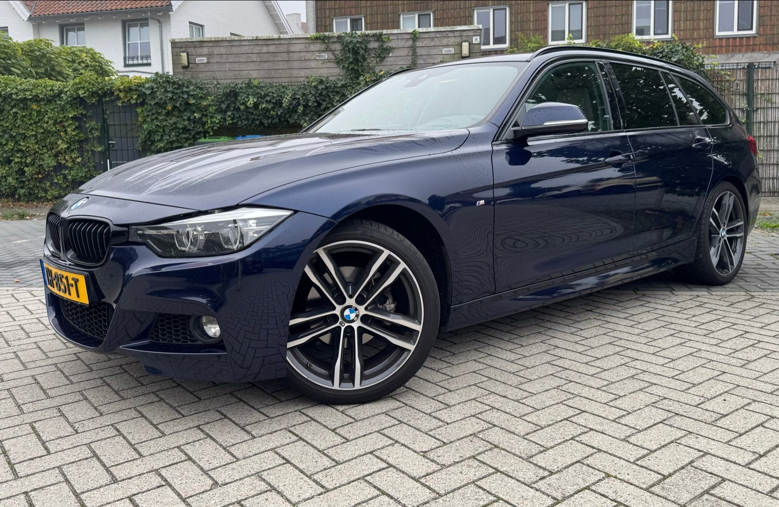 BMW 3-Serie 318i High Executieve M sport Shadow line, Automaat, Beige, Blauw, 1465 kg