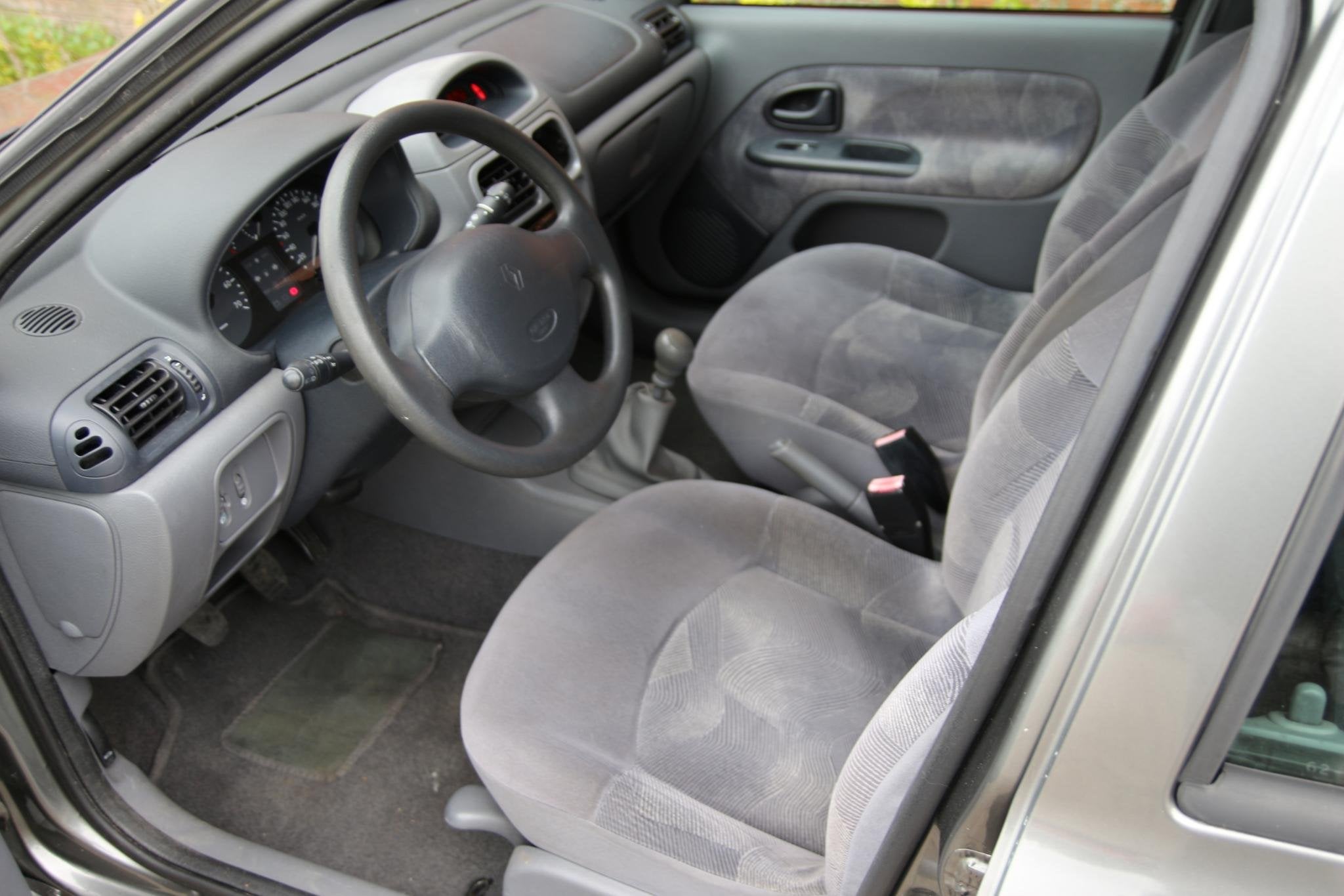 Renault Clio 1.6-16V RXE | NL-auto | 5 deuren | Airco | Elek, Auto's, Voorwielaandrijving, Zwart, 4 cilinders, 990 kg