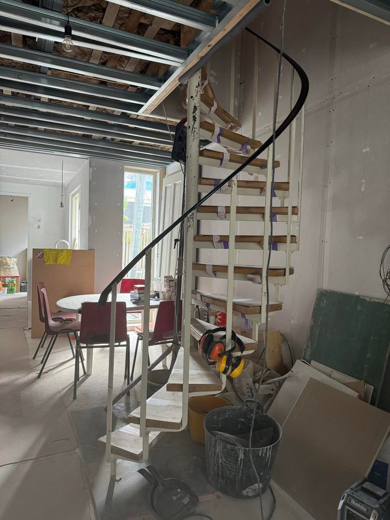 Stalen wenteltrap met houten tredes, Doe-het-zelf en Verbouw, Ladders en Trappen, Ophalen, Gebruikt, Trap, 2 tot 4 meter
