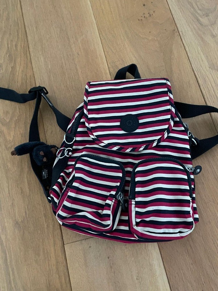 Rugtasje Kipling gestreept (rood/blauw), Gebruikt, Kipling, 25 tot 40 cm, Ophalen of Verzenden