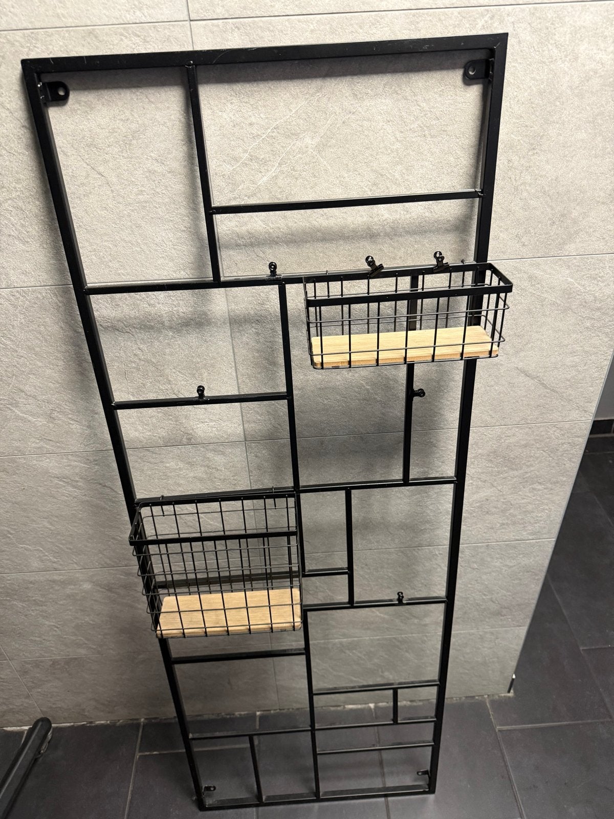 Zwart metalen wandrek met houten planken en mandjes, Huis en Inrichting, Woonaccessoires | Wandplanken en Boekenplanken, Ophalen