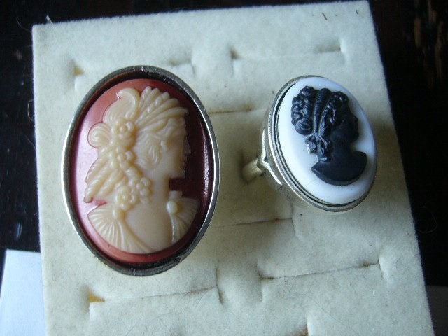 2 VINTAGE  CAMEE RINGEN VERSTELBAAR, Verzenden, Overige materialen, Ring