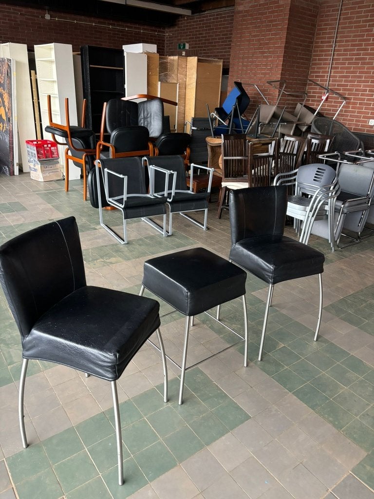 SET VAN 2 EETKAMERSTOELEN & 1 BARKRUK ZWART KUNSTLEER, Huis en Inrichting, Stoelen, Gebruikt, Twee, Metaal, Overige materialen