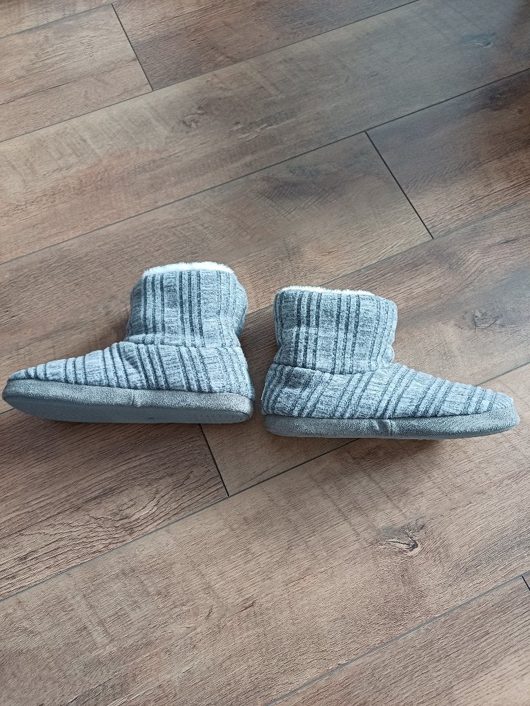 nieuwe warme sloffen 38, Kleding | Dames, Ophalen of Verzenden, Nieuw, Pantoffels of Sloffen