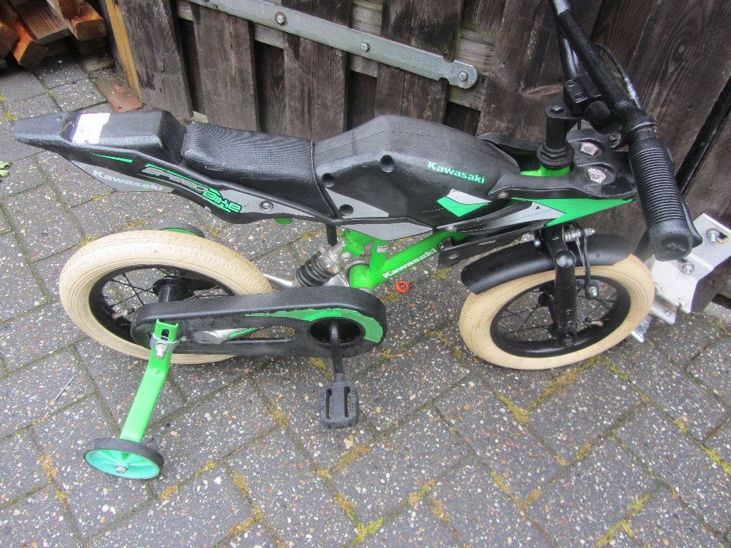 te koop Kawasaki kinderfiets  - 12 inch, Fietsen en Brommers, Ophalen, Terugtraprem, Zijwieltjes, Gebruikt