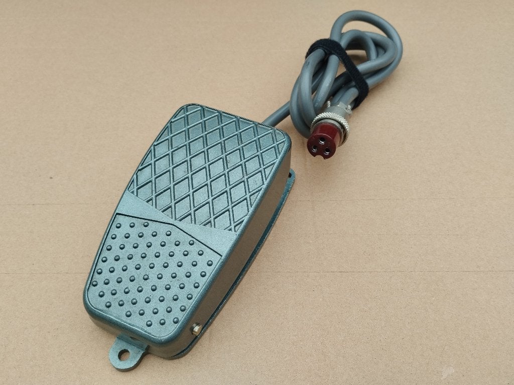 Voetschakelaar 250V 6A. Metalen behuizing. 3-aderige kabel., Ophalen of Verzenden, Nieuw, Overige merken, Schakelaar