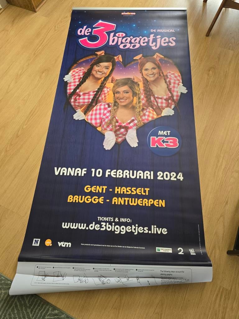 K3 De 3 biggetjes de musical vinyl banner 230 x 100 cm, Ophalen, Rechthoekig Staand, Deurposter of groter, Zo goed als nieuw
