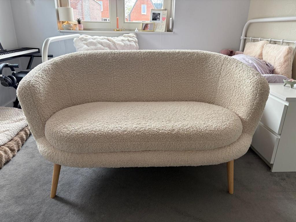 JYSK GISTRUP 2-zitsbank off-white teddy stof, Ophalen, Tweepersoons, 75 tot 100 cm, Zo goed als nieuw