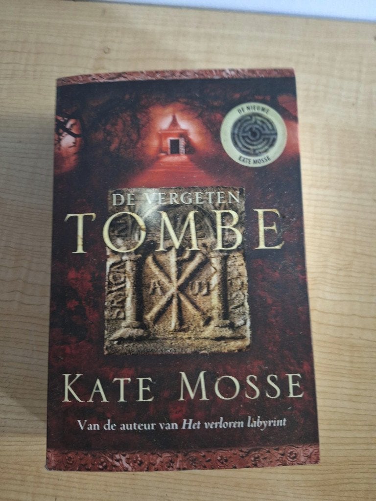 boek de vergeten tombe - Kate Moss, Ophalen of Verzenden, Zo goed als nieuw