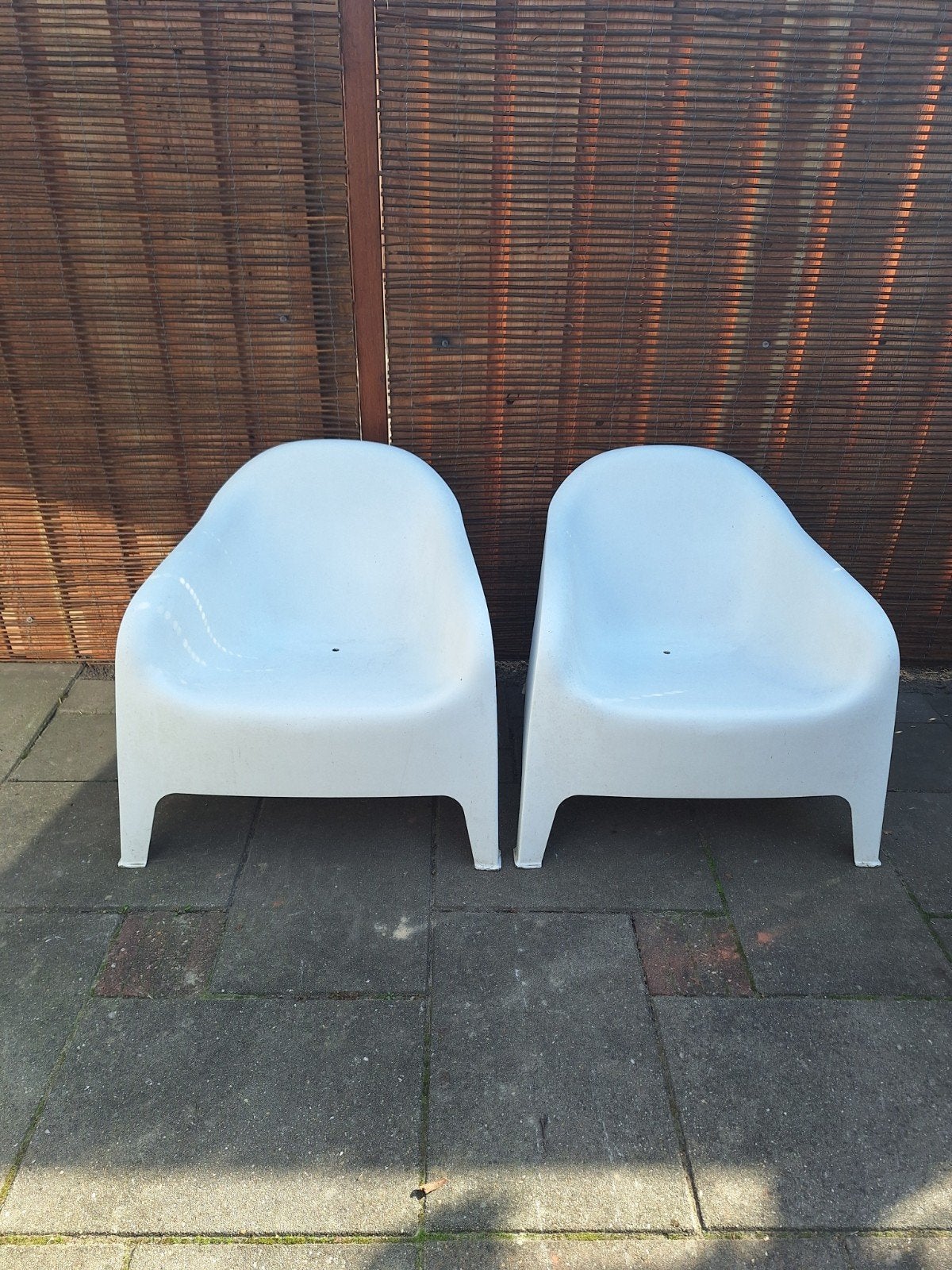 Foto 2 van 2x witte kunststof Ikea tuinfauteuil