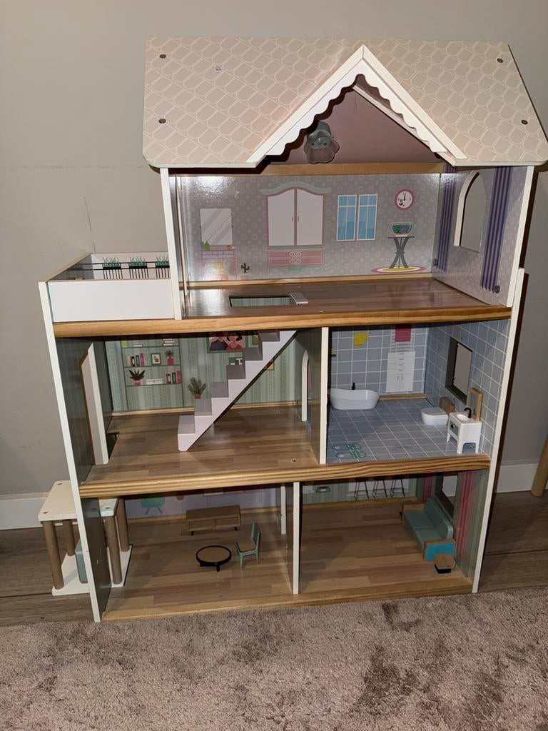 Groot Houten Poppenhuis met lampje, lift en deurbel, Ophalen, Zo goed als nieuw, Meisje