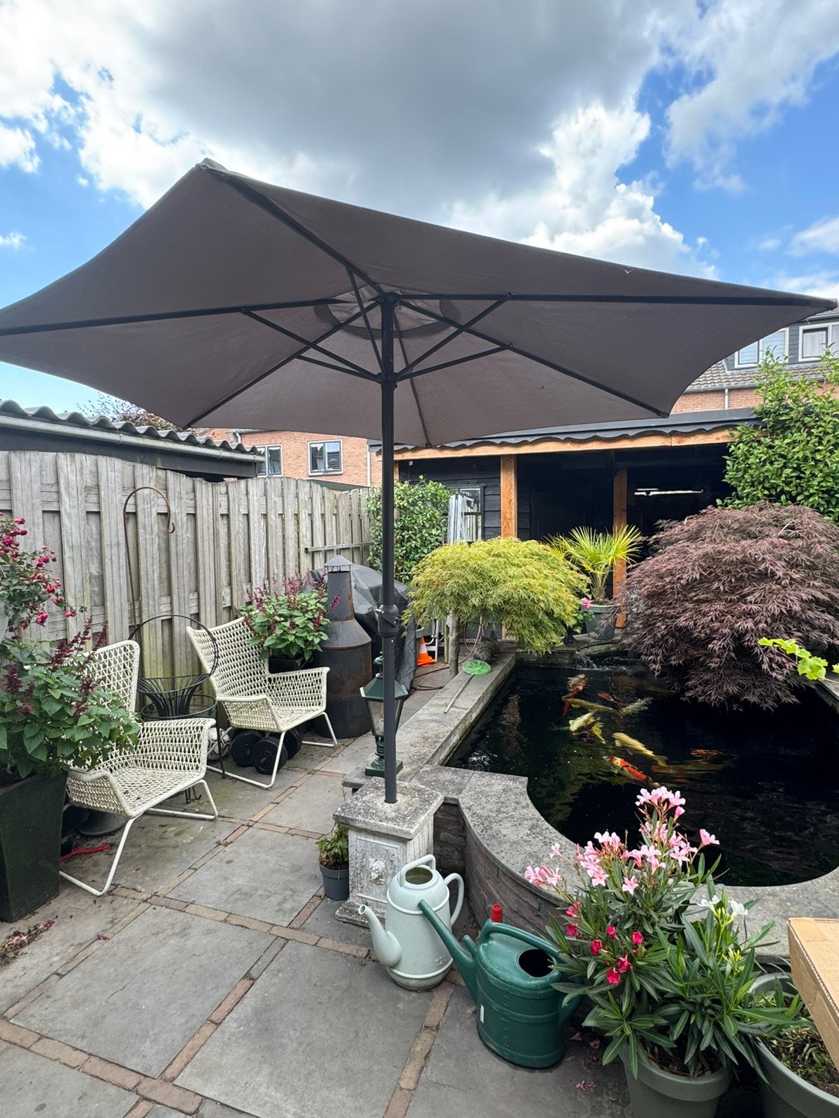 2 grijze parasols met stalen frame 3 meter doorsnee, Ophalen of Verzenden, Zo goed als nieuw, Waterdicht, Stokparasol