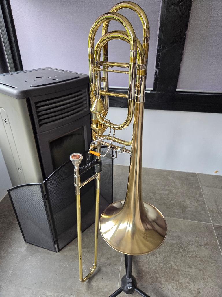 Bastrombone V Bach stradivarius BLG 10,5 inch beker izg st, Muziek en Instrumenten, Ophalen, Gebruikt, Bas, Met koffer