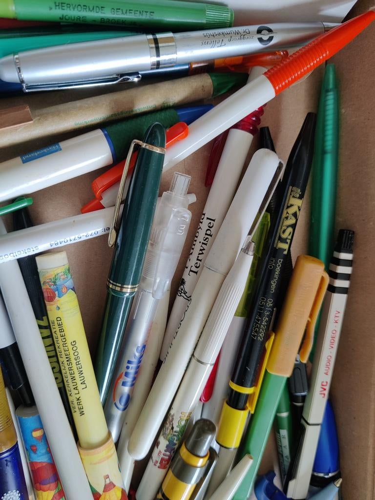 Doos met verzamel pennen (reclame), Verzamelen, Pennenverzamelingen, Overige merken, Gebruikt, Overige typen, Ophalen of Verzenden
