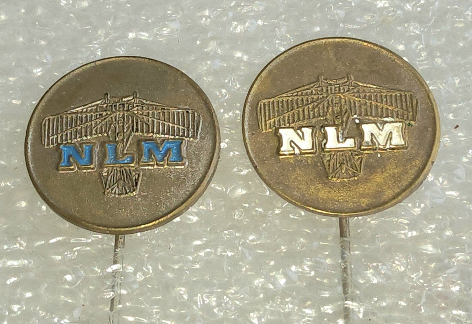 2 NLM Speldjes - Vintage Vliegtuig, Verzamelen, Speldjes, Pins en Buttons, Ophalen of Verzenden, Gebruikt, Overige onderwerpen